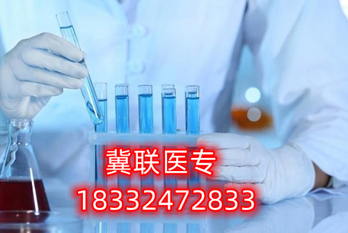 對于很多想要通過河北單招考試升學的家長和學生，往往感到為難的就是如何選擇大類方向。石家莊冀聯(lián)醫(yī)學中專學校單招升學熱門專業(yè)及院校推薦  石家莊冀聯(lián)醫(yī)學中專學校單招升學熱門專業(yè)及院校推薦  一方面是對大類招生政策的不了解，另一方面是感覺孩子太小，還不定性，盲目選擇怕將來孩子后悔。    考試七類是家長們眼中的熱門大類，護理是人氣最高的專業(yè)，優(yōu)秀院校：滄州醫(yī)學高等?？茖W校。下面于老師給大家介紹一下第七類醫(yī)藥衛(wèi)生(臨床醫(yī)學類專業(yè)除外)等所涉及專業(yè)。    單招考試第七類醫(yī)學類考試第七類：    醫(yī)藥衛(wèi)生(臨床醫(yī)學類專業(yè)除外)等所涉及專業(yè)    科目：語文150分+數(shù)學150分+化學100分+職業(yè)適應性測試350分（1、我國當前醫(yī)藥衛(wèi)生行業(yè)的特點和發(fā)展方向、醫(yī)藥衛(wèi)生行業(yè)的特點和工作內(nèi)容常識;2、生活中常見的基本疾病預防知識和疫情防控知識;3、國際、全國疾病防控宣傳日相關(guān)知識;4、醫(yī)學專業(yè)相關(guān)的社會人文常識。）    牽頭院校：滄州醫(yī)學高等?？茖W校    推薦院校：河北化工醫(yī)藥職業(yè)技術(shù)學院、滄州醫(yī)學高等?？茖W校、邢臺健康醫(yī)學院、承德護理職業(yè)學院、廊坊衛(wèi)生職業(yè)學院、唐山職業(yè)技術(shù)學院、河北女子職業(yè)技術(shù)學院    熱門專業(yè)：護理、醫(yī)學檢驗技術(shù)、醫(yī)學影像技術(shù)、助產(chǎn)、口腔醫(yī)學技術(shù)、心理咨詢、眼視光技術(shù)、藥學    2023年河北單招考試人數(shù)：約25300人    錄取率：58.47%    公辦錄取率：17.50%    大類解讀：熱門大類，男女生都可以報考，文理不限，專業(yè)技術(shù)性不強。      第七大類職業(yè)適應性測試具體考試內(nèi)容：    1、我國當前醫(yī)藥衛(wèi)生行業(yè)的特點和發(fā)展方向、醫(yī)藥衛(wèi)生行業(yè)的特點和工作內(nèi)容常識；    2、生物醫(yī)學基礎(chǔ)知識；    3、生活中常見的基本疾病預防知識和疫情防控知識；    4、國際、全國疾病防控宣傳日相關(guān)知識；    5、醫(yī)學專業(yè)相關(guān)的社會人文常識。      一、護理    就業(yè)方向：主要面向各級各類醫(yī)療衛(wèi)生系統(tǒng)和社區(qū)衛(wèi)生服務(wù)機構(gòu)，從事臨床護理、健康保健工作，就業(yè)度好。    二、醫(yī)學檢驗技術(shù)    就業(yè)方向：主要面向各級醫(yī)院檢驗科、血庫，各級疾病預防控制中心、血站、檢驗檢疫、計劃生育服務(wù)等機構(gòu)，以及各種獨立實驗室、醫(yī)學生物試劑生產(chǎn)經(jīng)營企業(yè)，從事醫(yī)學檢驗等工作。    三、醫(yī)學影像技術(shù)    就業(yè)方向：主要面向各級醫(yī)療衛(wèi)生機構(gòu)及體檢中心等部門從事醫(yī)學影像工作。    四、助產(chǎn)    就業(yè)方向：主要面向各級綜合性醫(yī)院和婦幼保健院（所）、婦幼保健管理機構(gòu) ，以及孕婦學校、親子活動中心和月嫂培訓中心等社區(qū)婦幼保健機構(gòu)組織，從事助產(chǎn)、臨床護理、計劃生育和婦幼保健管理及服務(wù)等工作。  五、口腔醫(yī)學技術(shù)    就業(yè)方向：方向一∶口腔治療技術(shù)方向 主要面向各級口腔醫(yī)療機構(gòu)及口腔醫(yī)療相關(guān)機構(gòu)，在醫(yī)師助手、口腔咨詢等崗位群，從事口腔常見病和多發(fā)病的輔助治療與服務(wù)等工作。    方向二∶口腔修復工藝方向 主要面向口腔修復制作行業(yè)各級義齒加工企業(yè)、醫(yī)療機構(gòu)口腔技工室及口腔醫(yī)療相關(guān)機構(gòu)，在口腔修復、技術(shù)管理等崗位群，從事口腔修復體制作、技術(shù)管理與服務(wù)等工作。  石家莊冀聯(lián)醫(yī)學中等專業(yè)學校電話：0311-87368833； 18332472833（同微信）  石家莊冀聯(lián)醫(yī)學中專學?？焓痔枺簐18332472833