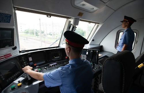 非鐵路專業(yè)能參加火車司機(jī)短期培訓(xùn)嗎？火車司機(jī)招聘要求